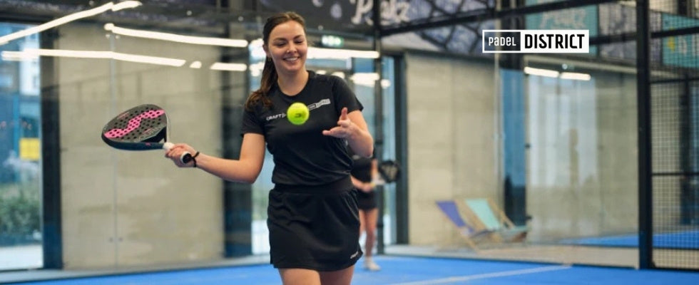 padellen met tennisballen