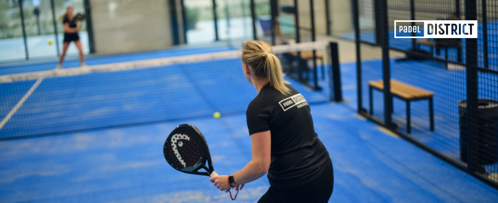 Regels padel 1 tegen 1, speler dekt de padelbaan in zijn eentje